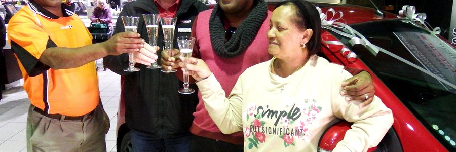 Vlnr is Barnerd Europa, Morkel van Niekerk, â€˜n trotse Abraham Newman en Eliza Europa tydens die klink van â€˜n glasie sjampanje op Abraham se nuwe â€œSparmotorâ€